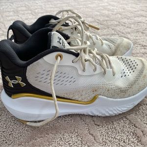 Women's Under Armour UA Flow Breakthru 2 Basketball Shoes sz 9.5 41